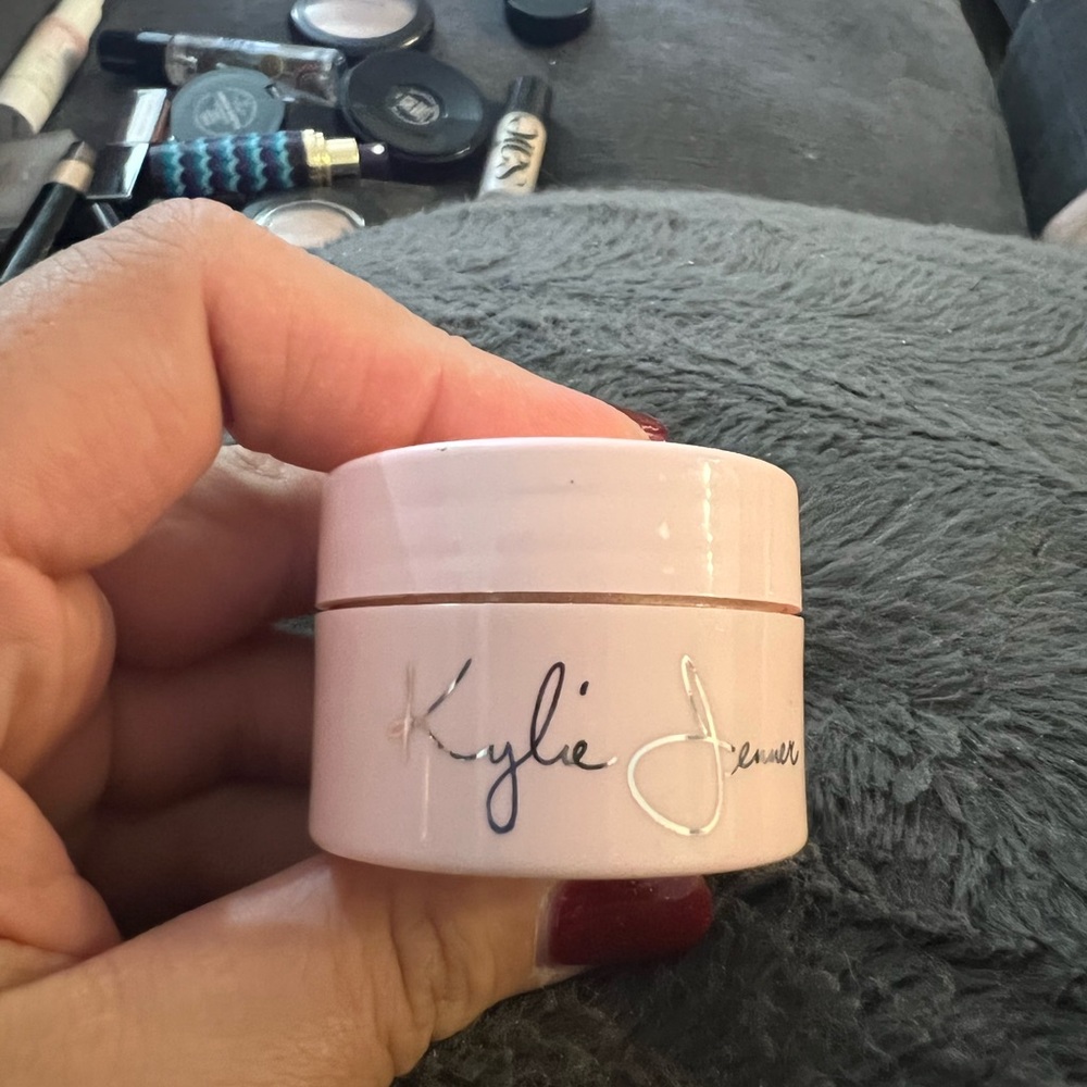 Kylie Jenner cosmetics king birthday highlighting powder